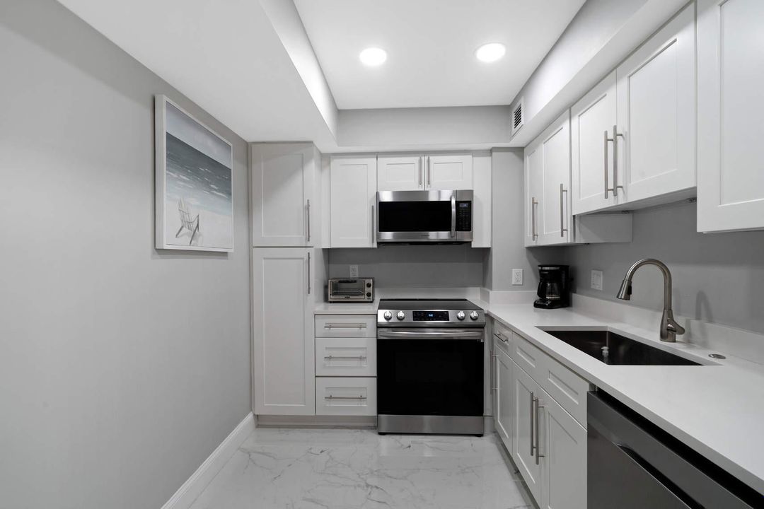 Active With Contract: $3,500 (1 beds, 1 baths, 924 Square Feet)