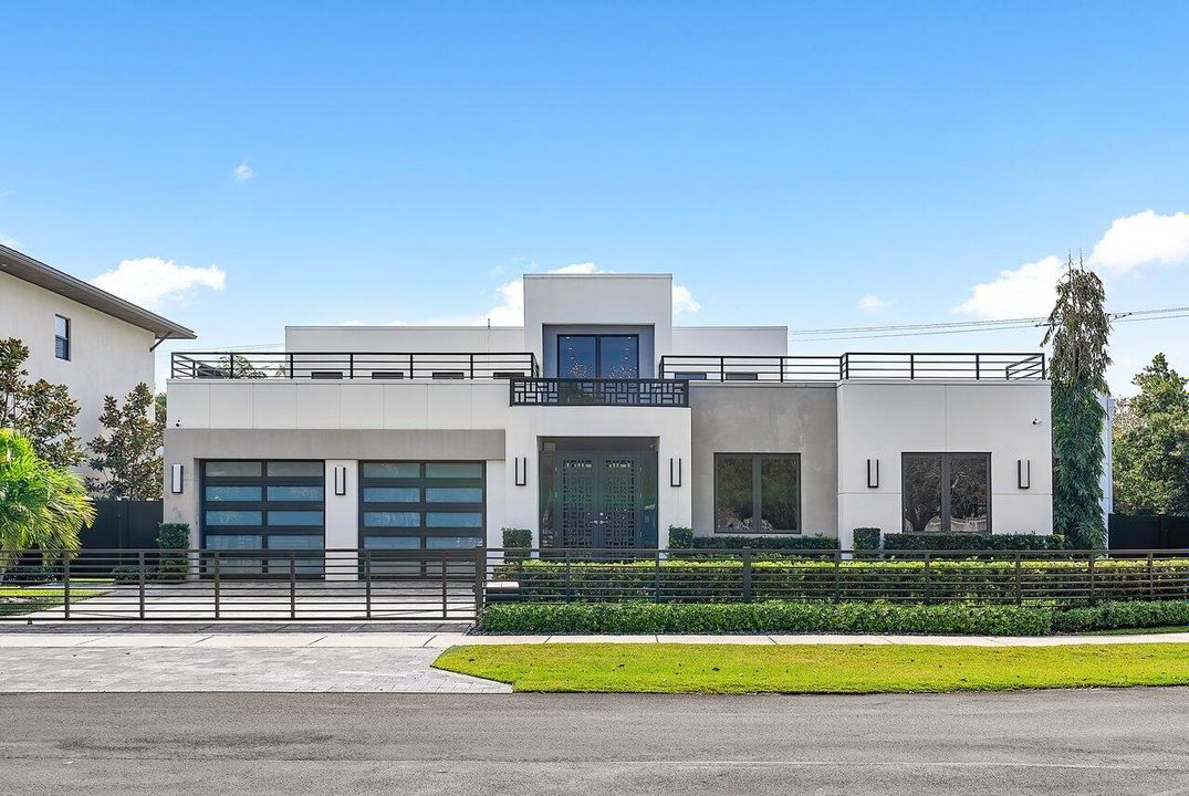 Recently Sold: $4,450,000 (6 beds, 5 baths, 4161 Square Feet)