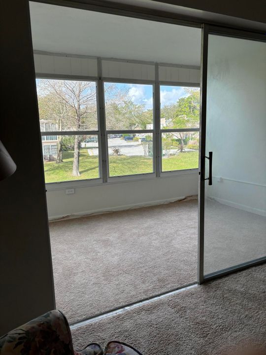 Active With Contract: $1,500 (1 beds, 1 baths, 775 Square Feet)