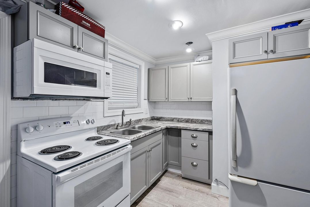 Active With Contract: $700,000 (3 beds, 2 baths, 1752 Square Feet)