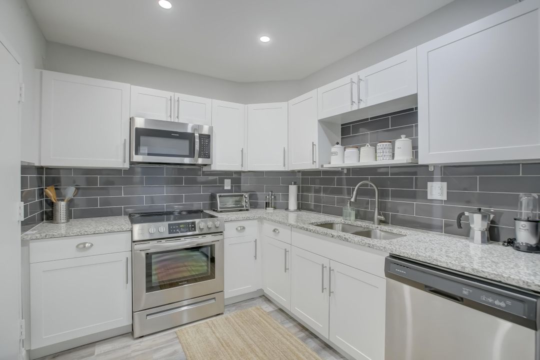 For Sale: $299,000 (1 beds, 1 baths, 762 Square Feet)