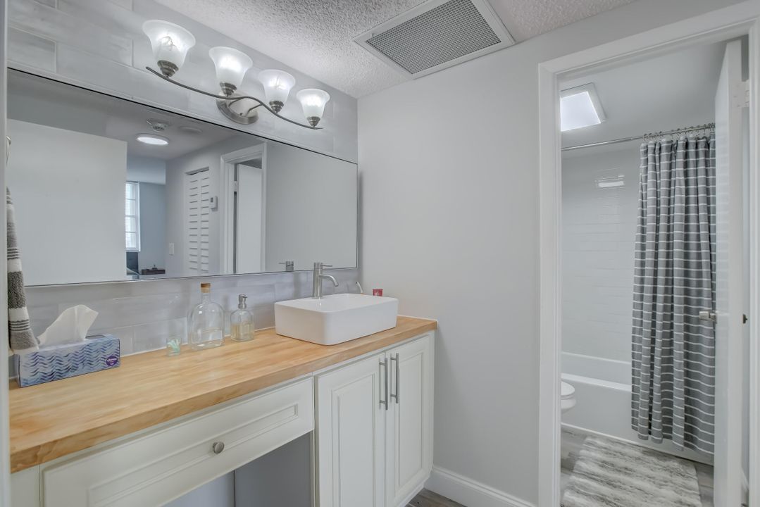 For Sale: $299,000 (1 beds, 1 baths, 762 Square Feet)