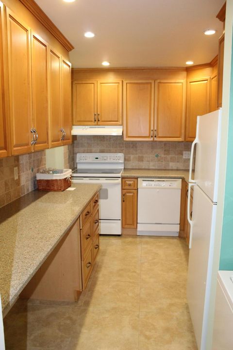 Active With Contract: $134,900 (1 beds, 1 baths, 932 Square Feet)