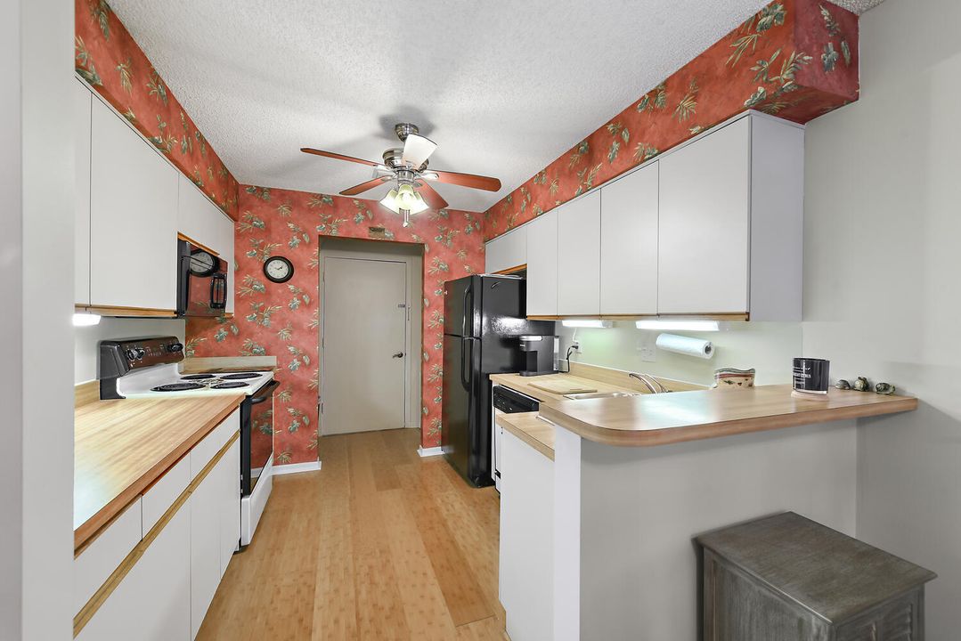 For Sale: $329,999 (2 beds, 2 baths, 1299 Square Feet)