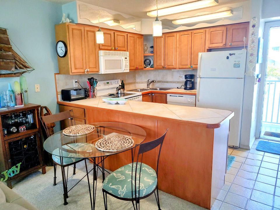 Active With Contract: $215,000 (1 beds, 1 baths, 678 Square Feet)