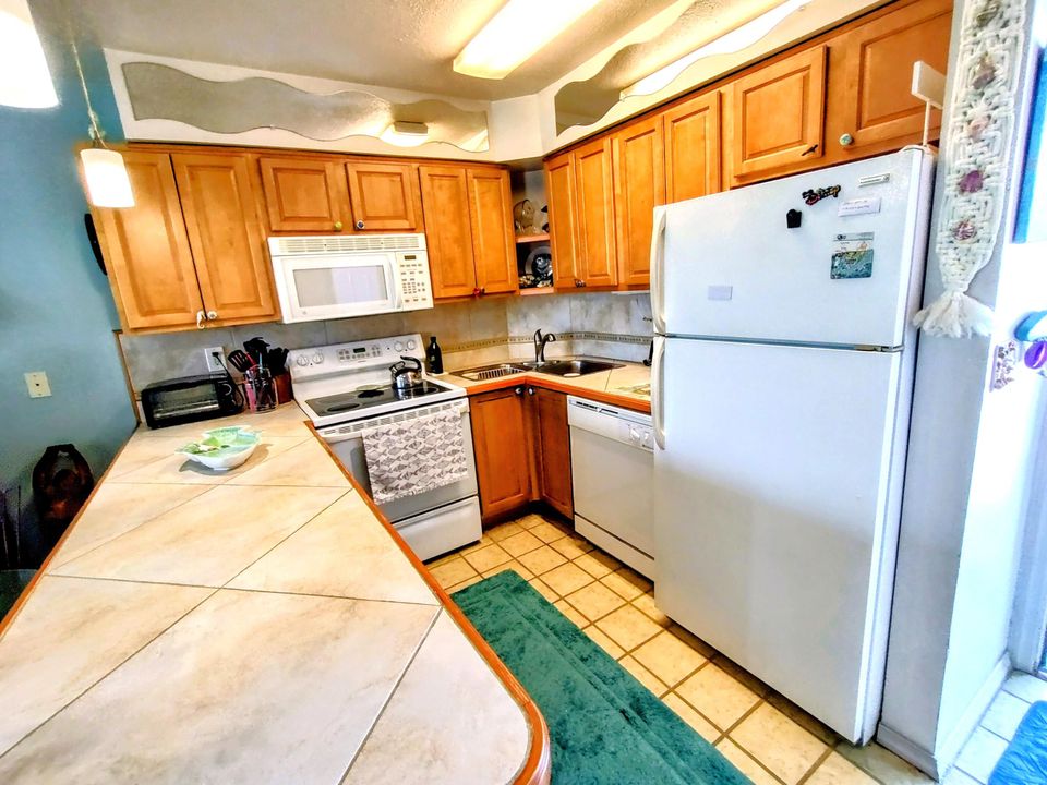 Active With Contract: $215,000 (1 beds, 1 baths, 678 Square Feet)