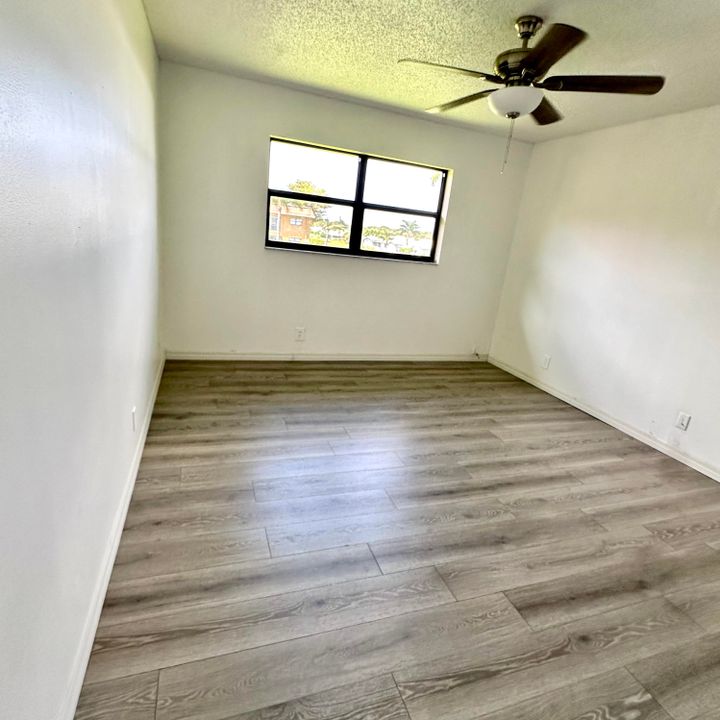 Active With Contract: $205,000 (2 beds, 2 baths, 986 Square Feet)