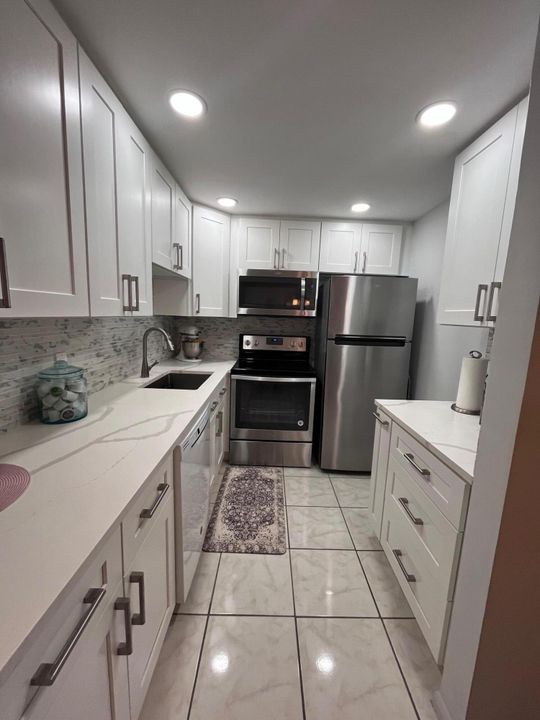 Active With Contract: $127,000 (1 beds, 1 baths, 825 Square Feet)