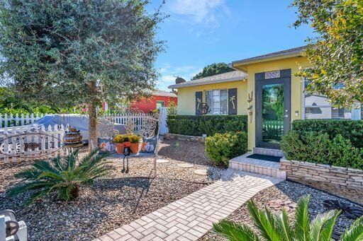 Active With Contract: $795,000 (3 beds, 2 baths, 1554 Square Feet)