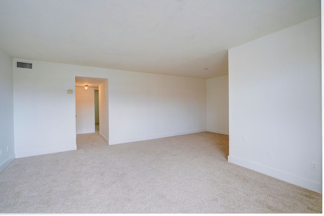 Active With Contract: $160,000 (2 beds, 1 baths, 880 Square Feet)