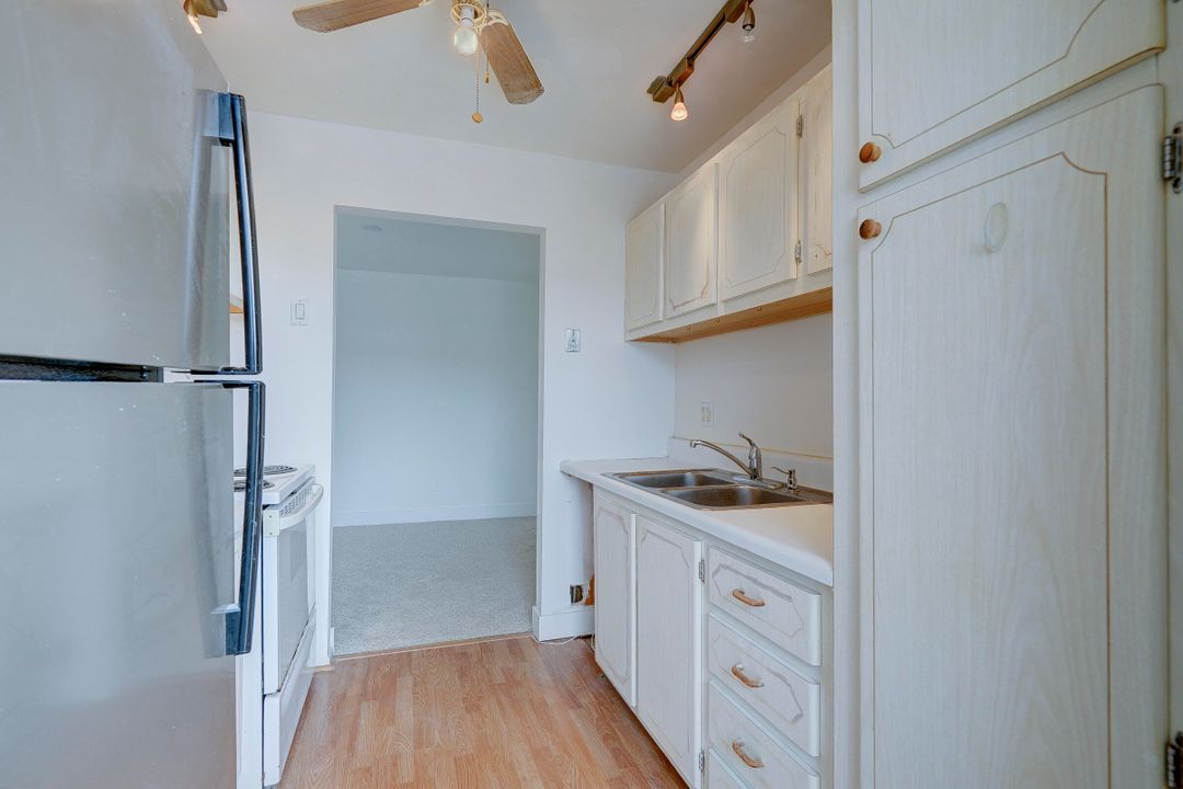 Active With Contract: $160,000 (2 beds, 1 baths, 880 Square Feet)