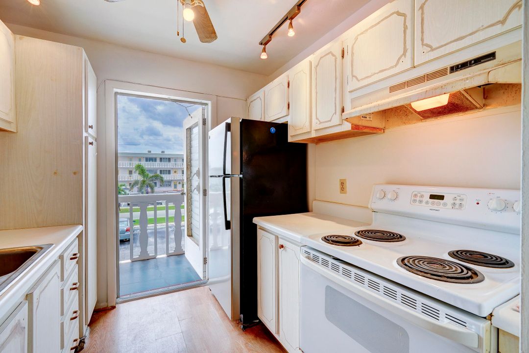 Active With Contract: $160,000 (2 beds, 1 baths, 880 Square Feet)