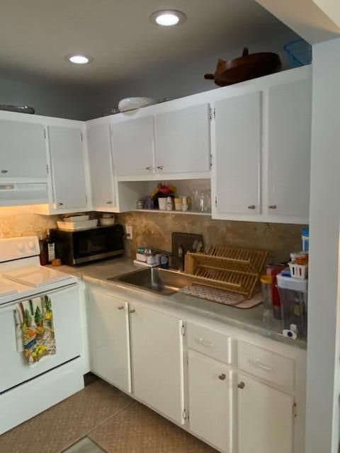 For Sale: $117,000 (1 beds, 1 baths, 726 Square Feet)