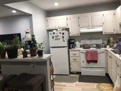 For Sale: $117,000 (1 beds, 1 baths, 726 Square Feet)