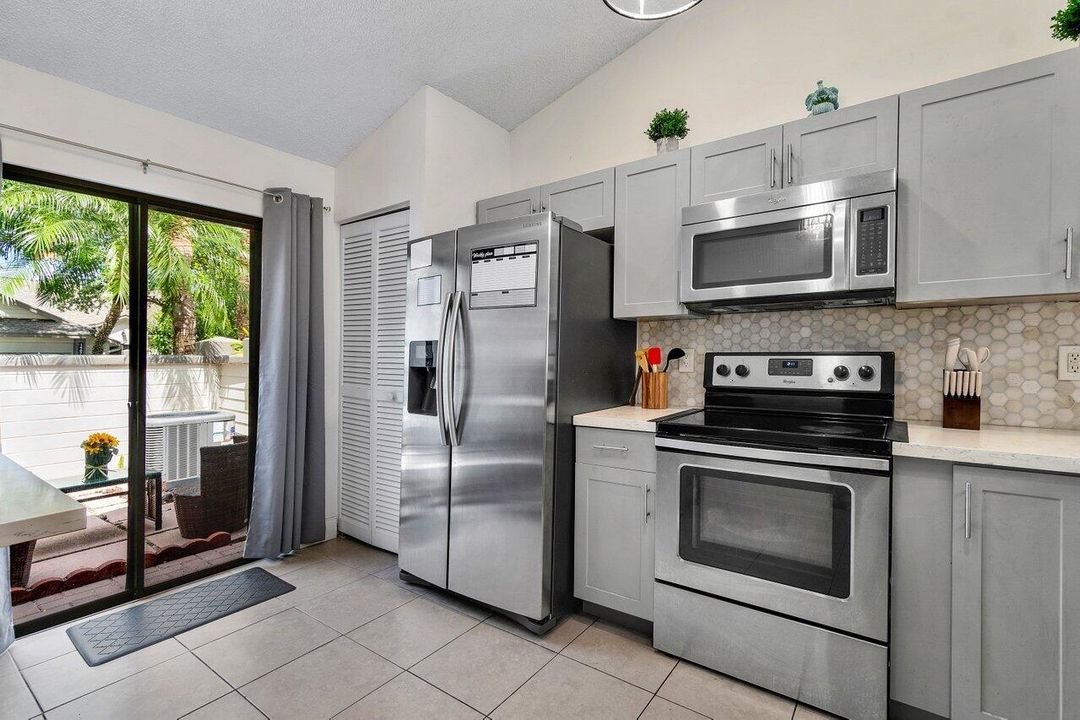 For Sale: $345,000 (2 beds, 2 baths, 1193 Square Feet)