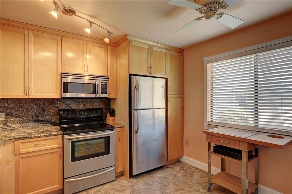 For Sale: $249,000 (2 beds, 2 baths, 1060 Square Feet)