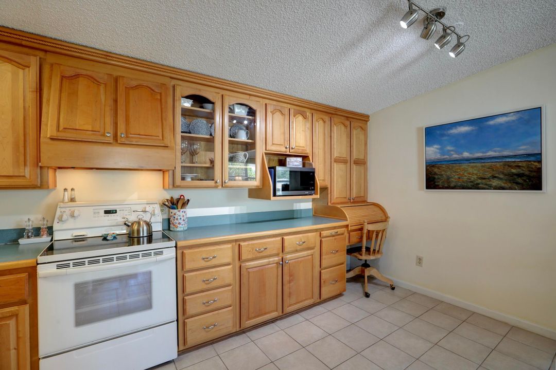 For Sale: $189,900 (2 beds, 2 baths, 1200 Square Feet)