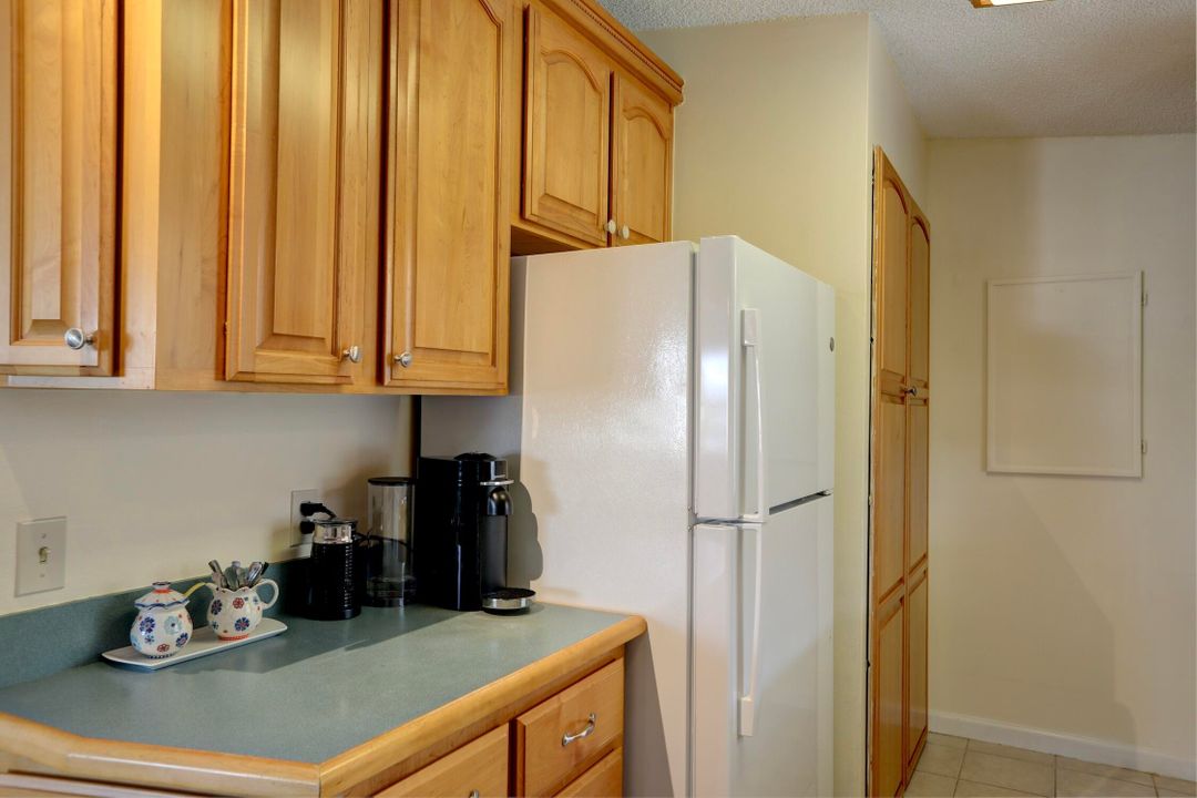 For Sale: $189,900 (2 beds, 2 baths, 1200 Square Feet)