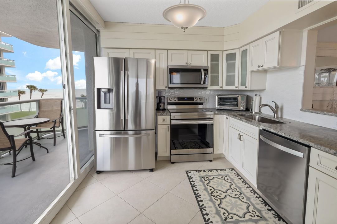 For Sale: $875,000 (2 beds, 2 baths, 1112 Square Feet)