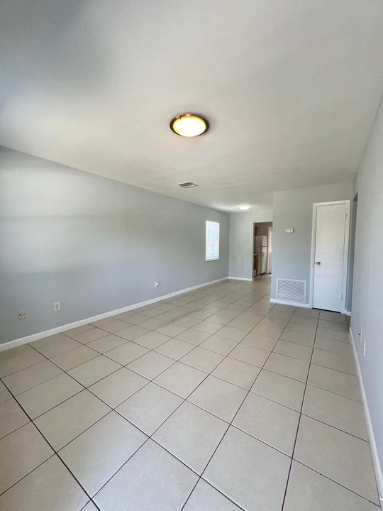 Active With Contract: $1,575 (2 beds, 1 baths, 900 Square Feet)