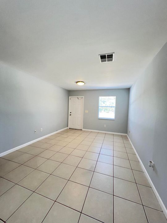 Active With Contract: $1,575 (2 beds, 1 baths, 900 Square Feet)