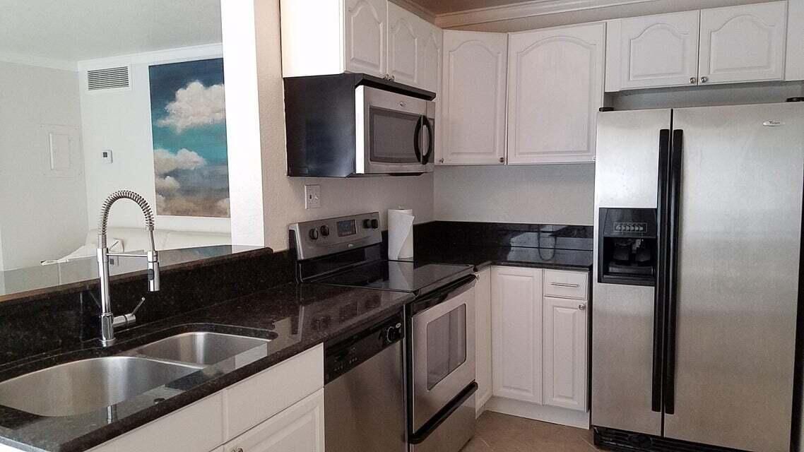 For Sale: $369,900 (1 beds, 1 baths, 740 Square Feet)