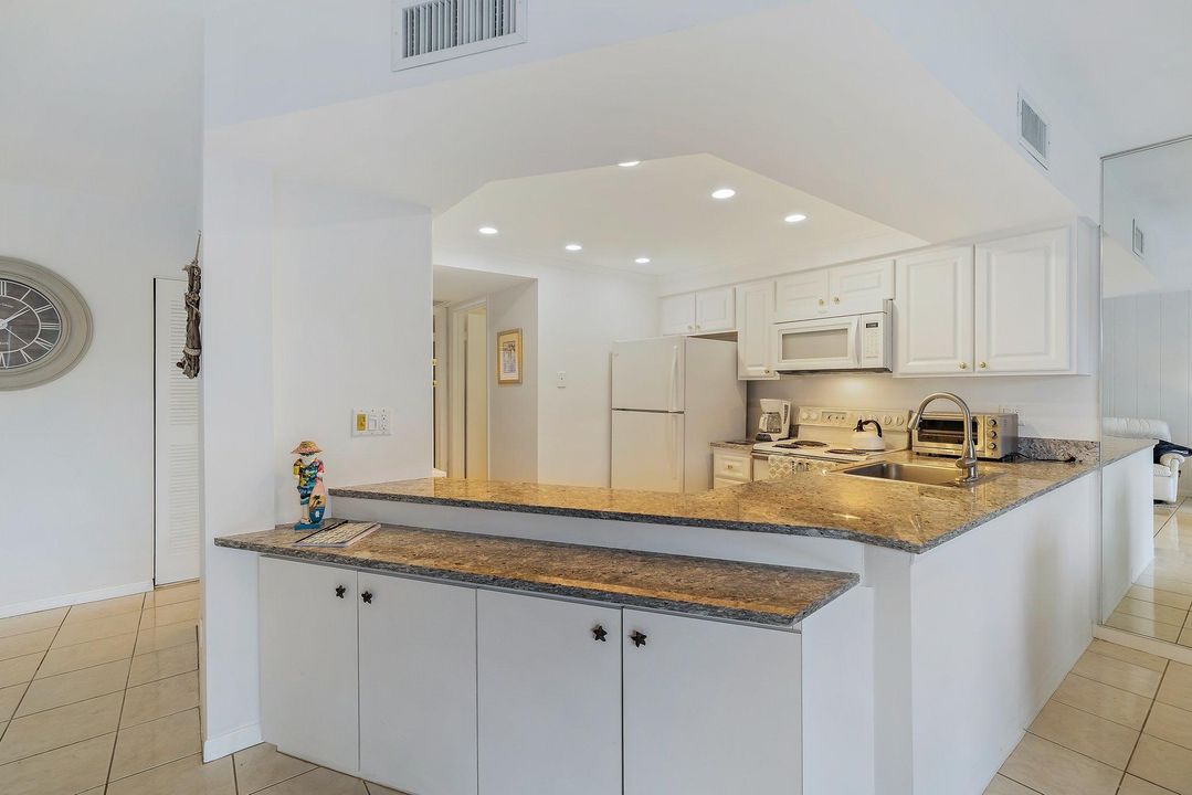 Active With Contract: $1,500 (1 beds, 1 baths, 935 Square Feet)