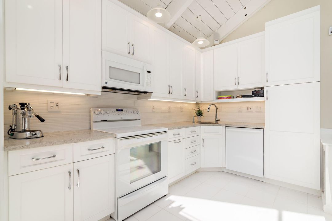 Active With Contract: $5,500 (2 beds, 2 baths, 1160 Square Feet)
