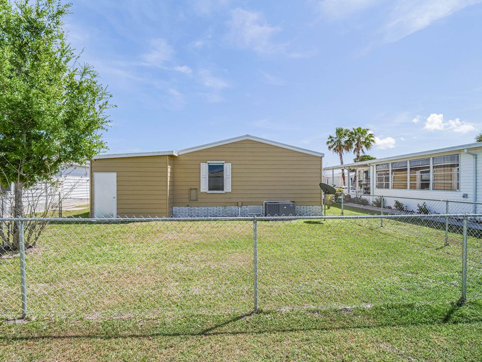 For Sale: $199,000 (2 beds, 2 baths, 927 Square Feet)