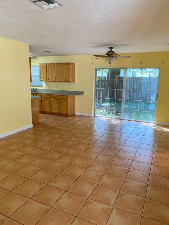 For Rent: $2,150 (2 beds, 1 baths, 912 Square Feet)