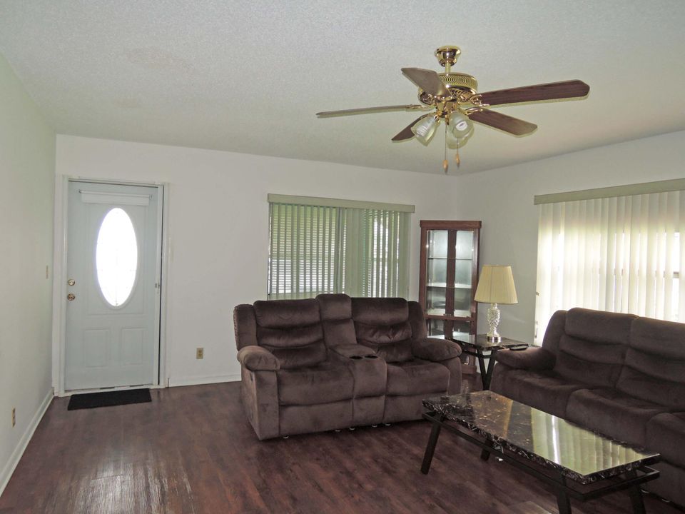 For Sale: $168,000 (2 beds, 2 baths, 1284 Square Feet)