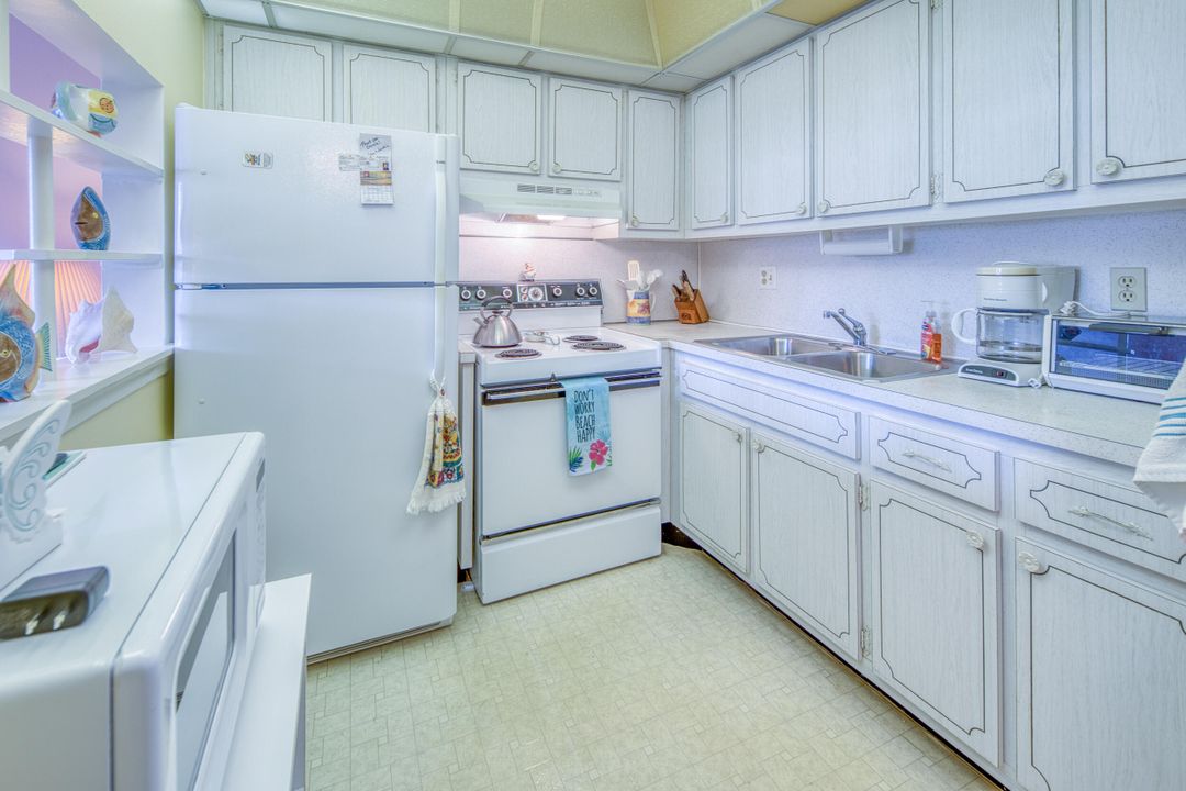 Active With Contract: $89,900 (1 beds, 1 baths, 612 Square Feet)