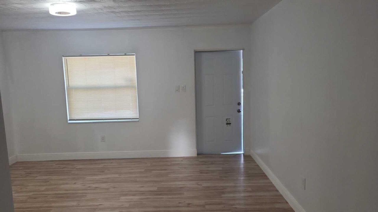 Active With Contract: $1,900 (2 beds, 1 baths, 1150 Square Feet)