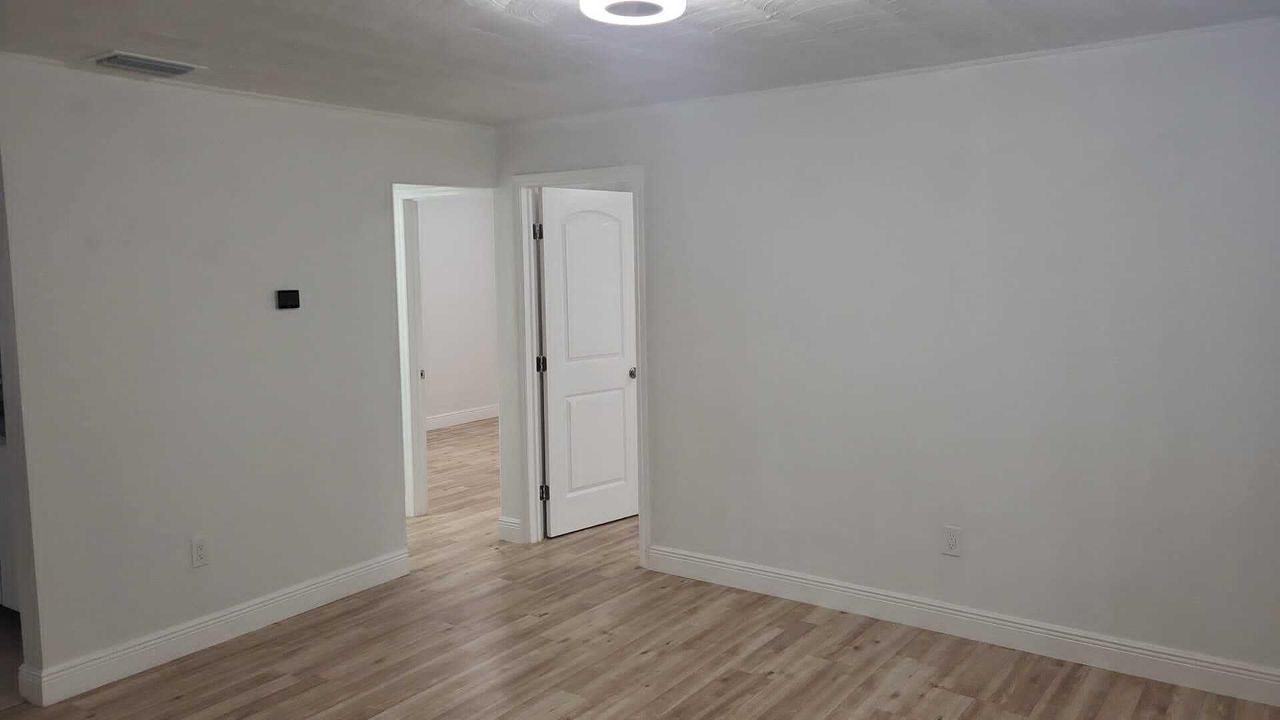 Active With Contract: $1,900 (2 beds, 1 baths, 1150 Square Feet)