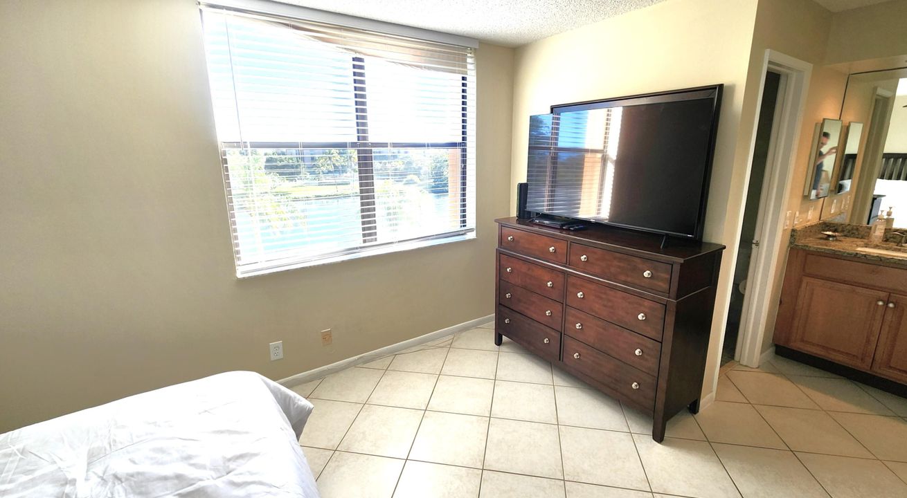 For Sale: $419,900 (2 beds, 2 baths, 1175 Square Feet)