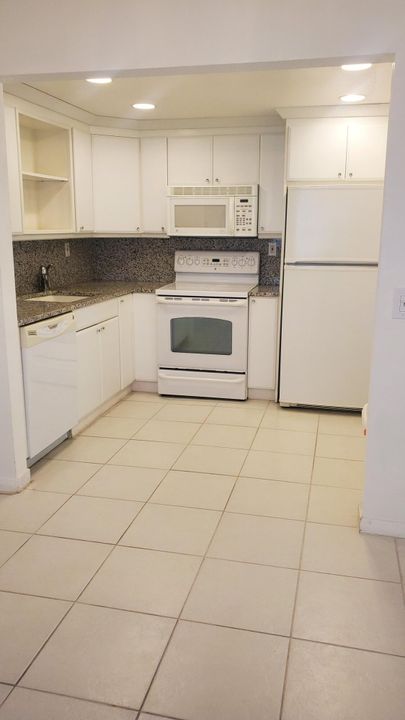 For Sale: $105,000 (1 beds, 1 baths, 760 Square Feet)