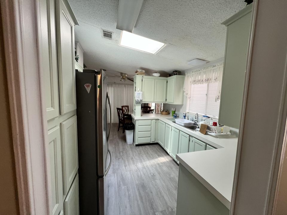 For Sale: $200,000 (2 beds, 2 baths, 1131 Square Feet)