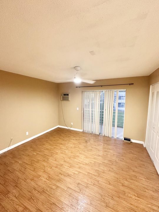 For Sale: $95,000 (1 beds, 1 baths, 565 Square Feet)
