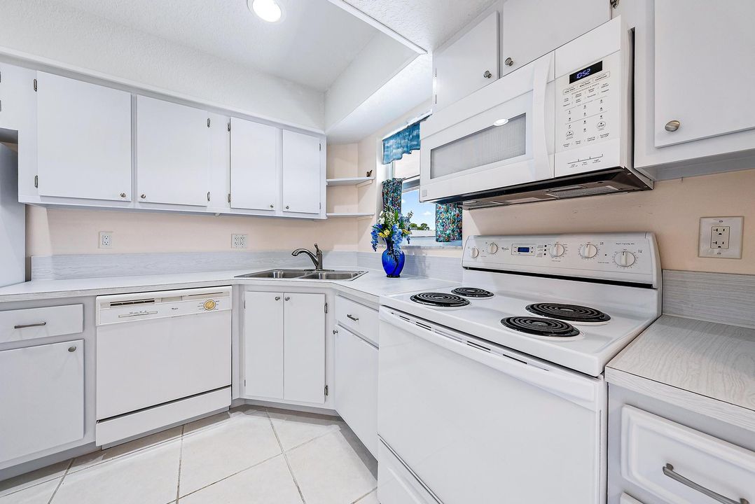 For Sale: $225,000 (2 beds, 2 baths, 891 Square Feet)