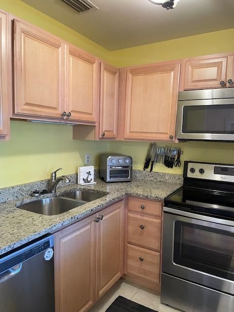 For Sale: $119,000 (1 beds, 1 baths, 679 Square Feet)