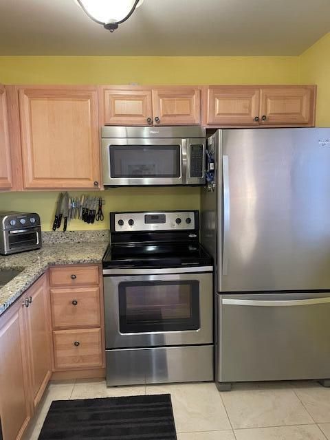 For Sale: $119,000 (1 beds, 1 baths, 679 Square Feet)