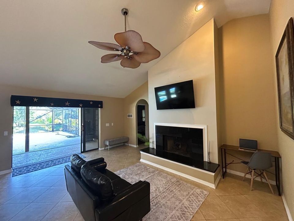 Active With Contract: $4,995 (4 beds, 3 baths, 2640 Square Feet)