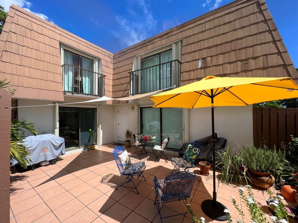 Active With Contract: $300,000 (2 beds, 2 baths, 1288 Square Feet)