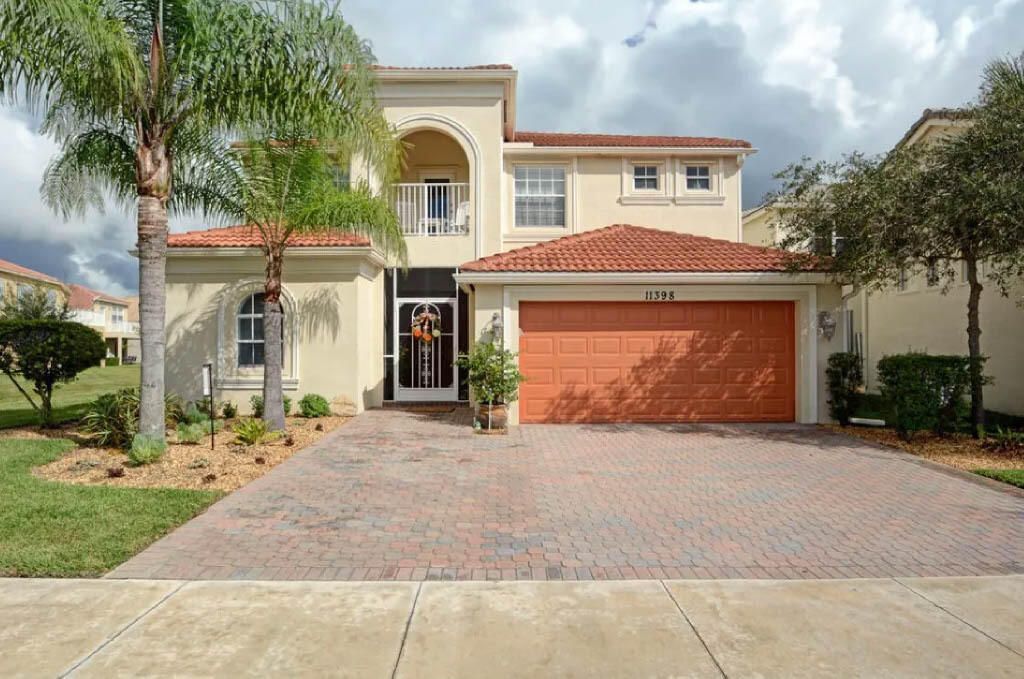 Recently Sold: $650,000 (5 beds, 3 baths, 3475 Square Feet)