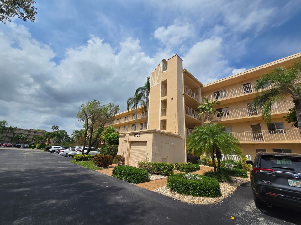 Active With Contract: $130,000 (2 beds, 2 baths, 990 Square Feet)