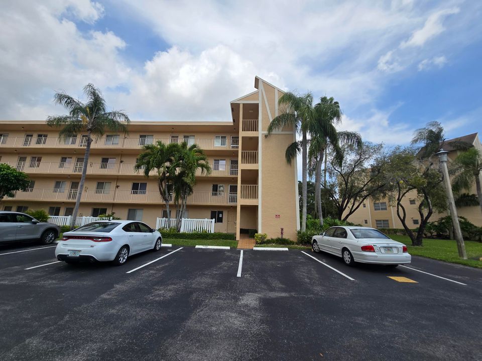 Active With Contract: $130,000 (2 beds, 2 baths, 990 Square Feet)