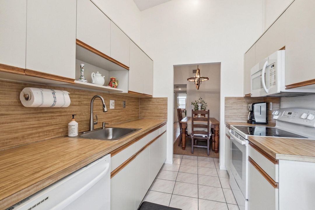 Active With Contract: $244,900 (2 beds, 2 baths, 1255 Square Feet)