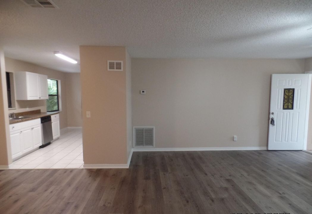 For Sale: $319,900 (2 beds, 2 baths, 1304 Square Feet)