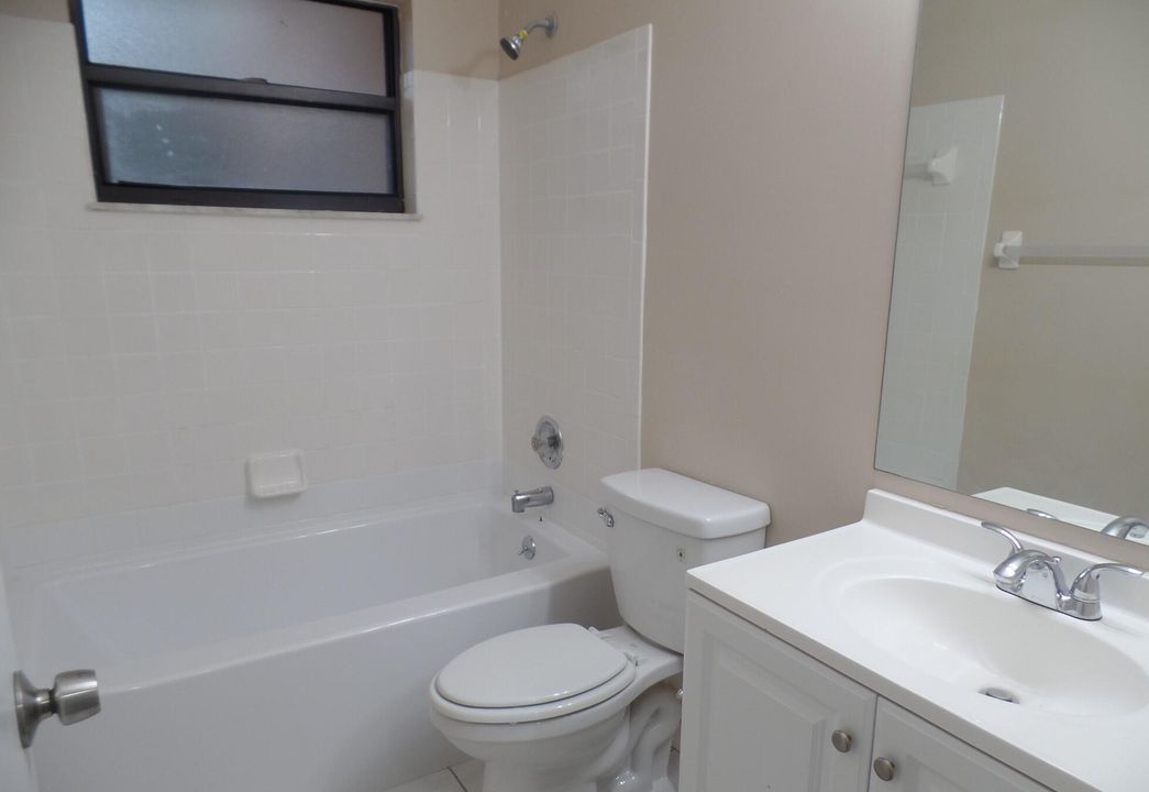 For Sale: $319,900 (2 beds, 2 baths, 1304 Square Feet)