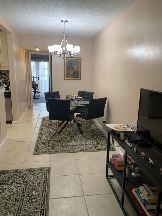 For Sale: $98,500 (1 beds, 1 baths, 570 Square Feet)